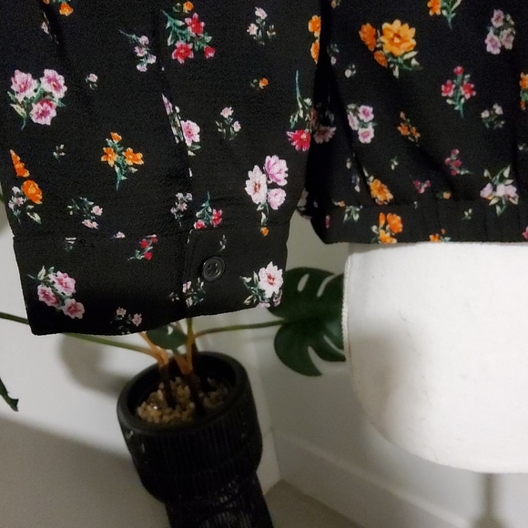 BCBGeneration Chic Black Floral Blouse - Picture 5 of 10